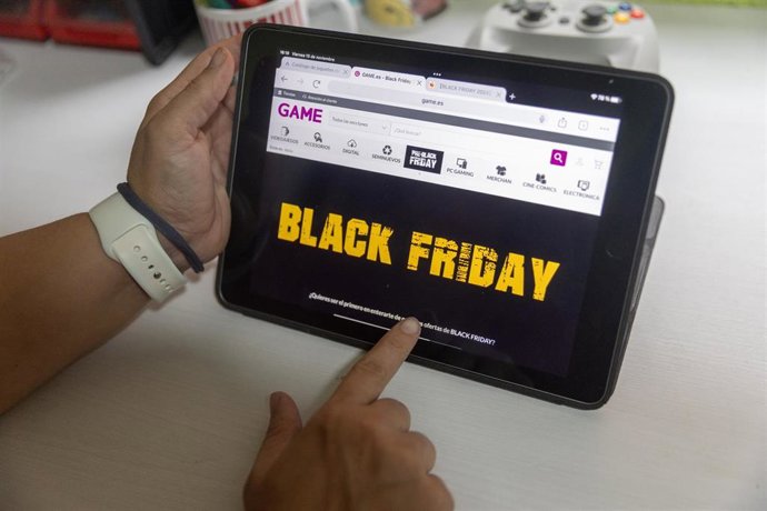 Archivo - Un joven mira una web de compras online, a 15 de noviembre de 2024, en Madrid (España). El próximo 29 de noviembre tendrá lugar el ‘Black Friday’, día en el que un 70% de los españoles tiene previsto realizar alguna compra. A la hora de realizar