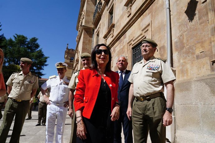 Cuartel General de Arroquia en Salamanca, la Ministra Margarita Robles impone medallas a varios soldados destinados durante la DANA en Valencia