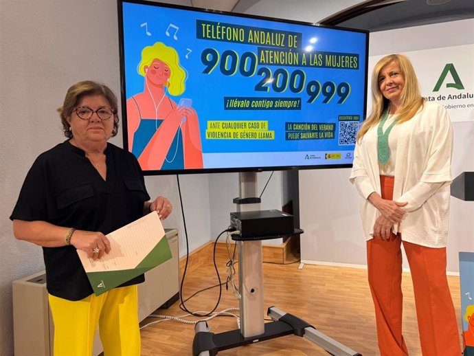 Dolores Sánchez y Rosario Alarcón, en la presentación del teléfono 900 200 999
