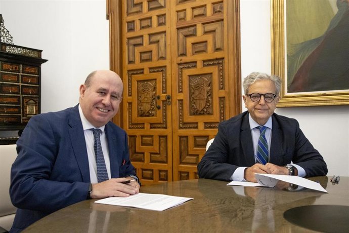 El presidente de la Diputación de Córdoba, Salvador Fuentes (dcha.), y el consejero delegado de Cajasur, Fernando Martínez-Jorcano.
