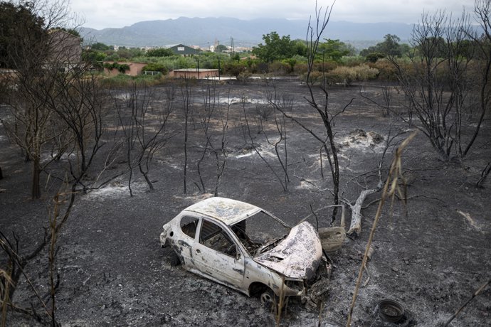 Un coche quemado en una zona afectada por el incendio, a 9 de julio de 2025, en Xerta, Tarragona, Catalunya (España).