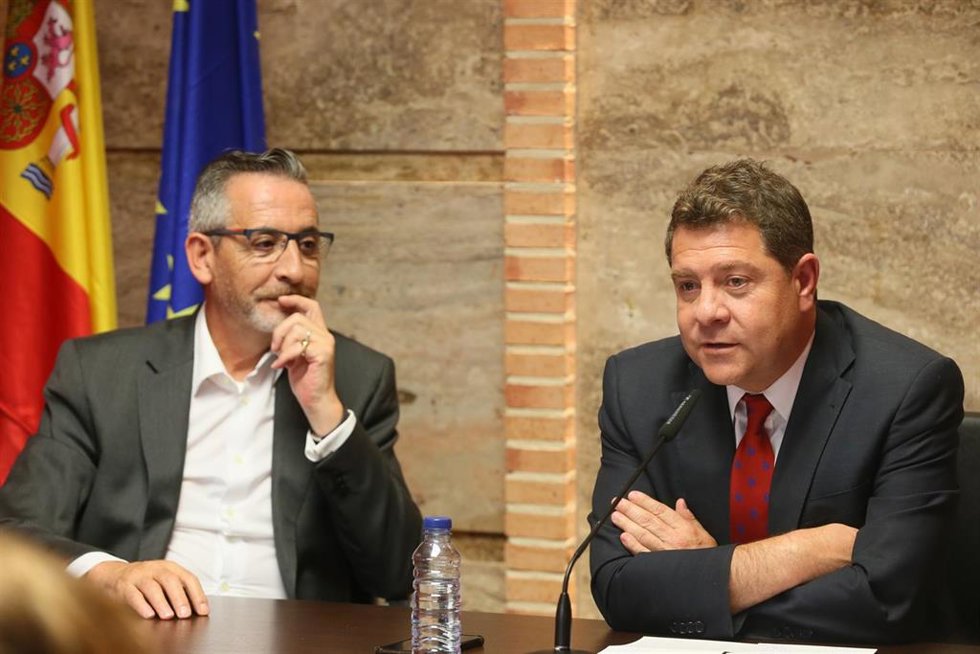 Archivo - El presidente de C-LM, Emiliano García-Page con el alcalde de Valdepeñas, Jesús Martín. Foto de archivo.