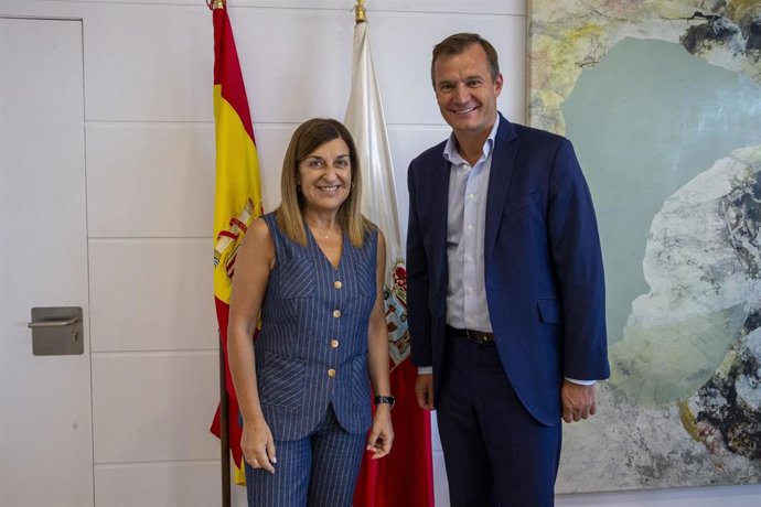 La presidenta de Cantabria, María José Sáenz de Buruaga, se reúne con el CEO de MasOrange, Meinrad Spencer