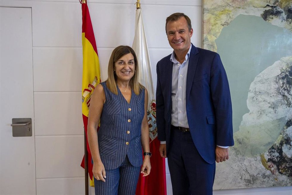 La presidenta de Cantabria, María José Sáenz de Buruaga, se reúne con el CEO de MasOrange, Meinrad Spencer