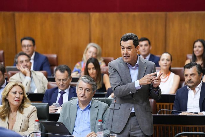 El presidente de la Junta de Andalucía, Juanma Moreno, debate con la portavoz del Grupo Socialista, María Márquez, en el Pleno del Parlamento.