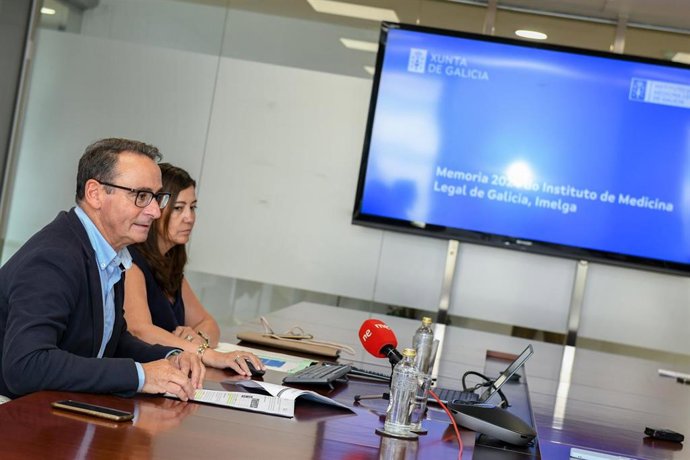 El director xeral de Xustiza, José Tronchoni, y la directora del Imelga, Noemí Morte.