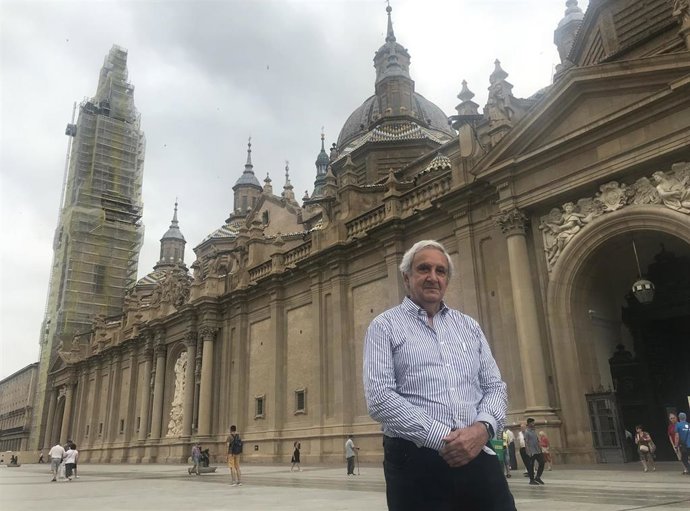 El arquitecto encargado de la restauración de las torres de la basílica del Pilar, Javier Ibargüen, delante del templo