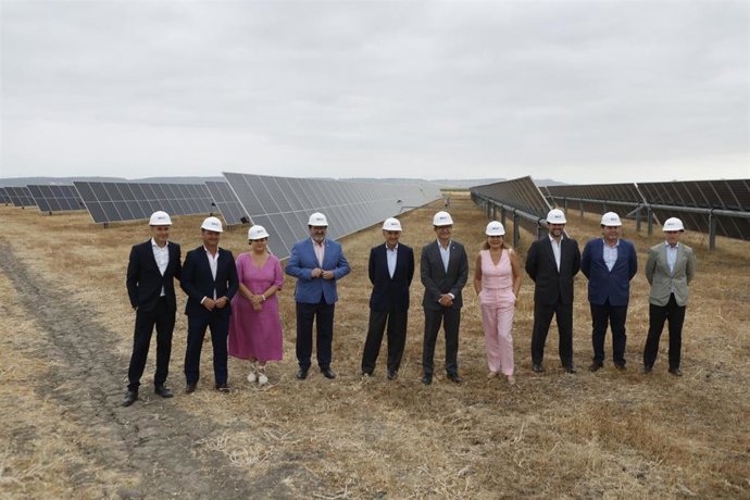 Foto de familia, con el consejero de Industria, el alcalde de Carmona y el máximo responsable de BRUC, en la inauguración del clúster Cartago.