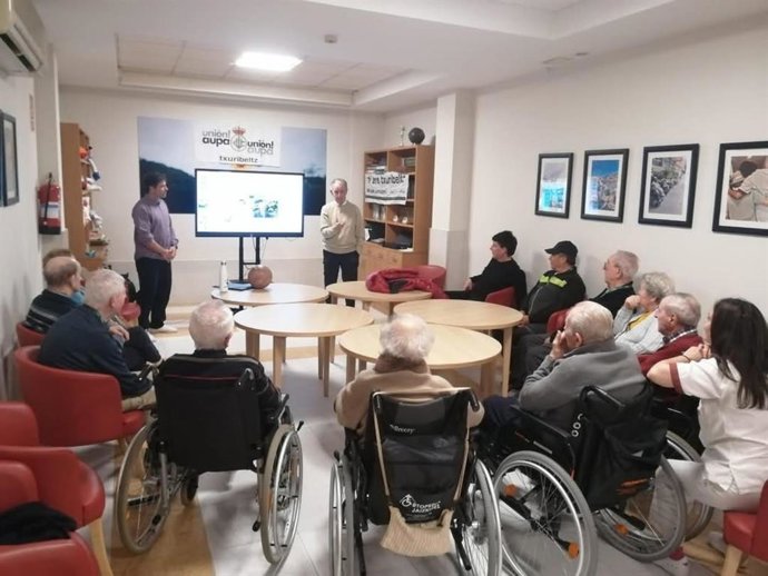 Archivo - Imagen de uno de los 'Talleres de Reminiscencia a través del fútbol’, desarrollados por FEAFV y FUNDACIÓN LALIGA
