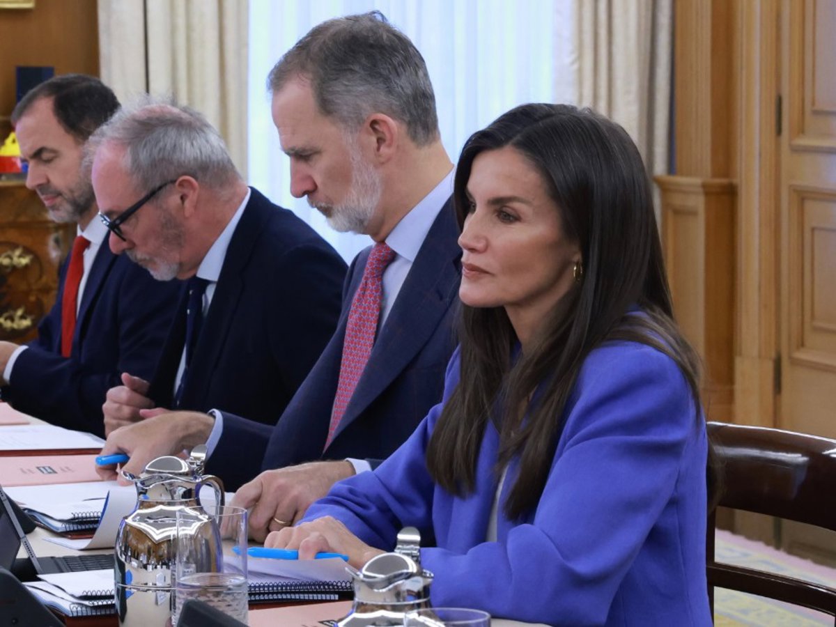 La Reina Letizia, pura sofisticación con un look  working girl  en color azul klein