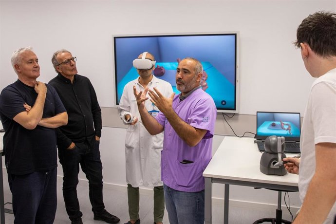 Miembros del equipo desarrollador del simulador táctil en 3D para tratar el cáncer colorrectal.