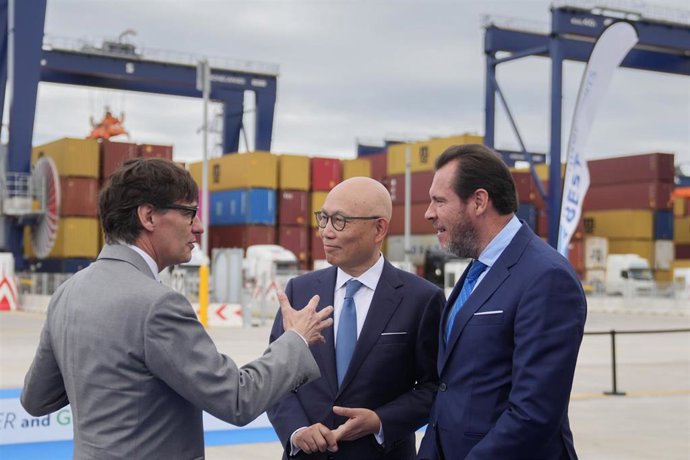(I-D) El presidente de la Generalitat de Cataluña, Salvador Illa; el , Managing Director Europe de Hutchison Port, Clemence Cheng y el ministro de Transportes, Óscar Puente, durante la inauguración de la ampliación de la terminal Hutchison Ports BEST.