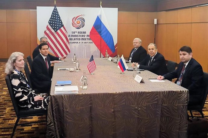 El secretario de Estado estadounidense, Marco Rubio, y el ministro de Asuntos Exteriores de Rusia, Sergei Lavrov, con sus respectivas delegaciones.