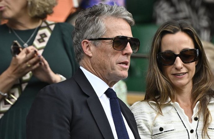 Hugh Grant se marca en Wimbledon la siesta más británica