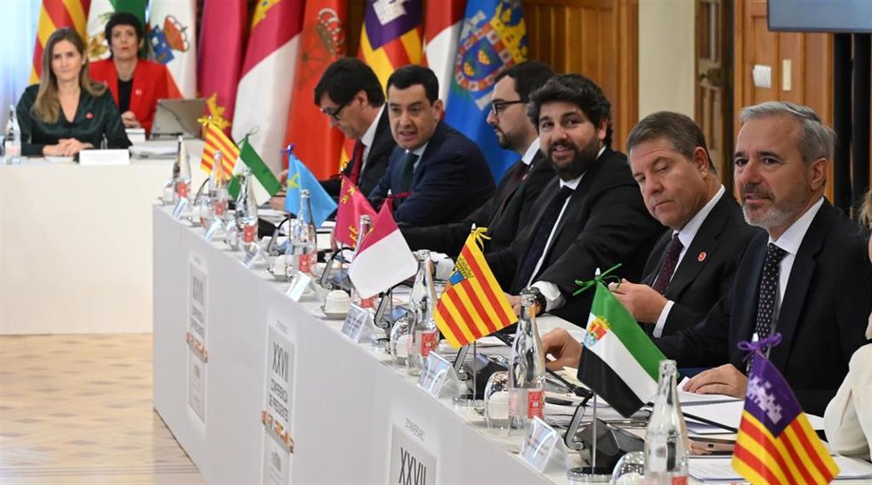 Archivo - (I-D) El presidente de la Generalitat de Catalunya, Salvador Illa, el presidente de la Junta de Andalucía, Juanma Moreno, el presidente del Principado de Asturias, Adrián Barbón, el presidente de la Región de Murcia, Fernando López Miras, el p