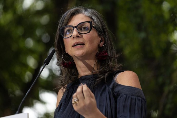 La relatora especial de las Naciones Unidas sobre los territorios palestinos, Francesca Albanese, interviene durante el acto internacional '¡Stop genocidio! Palestina libre', en los jardines del Templo de Debod, a 23 de junio de 2025, en Madrid (España). 