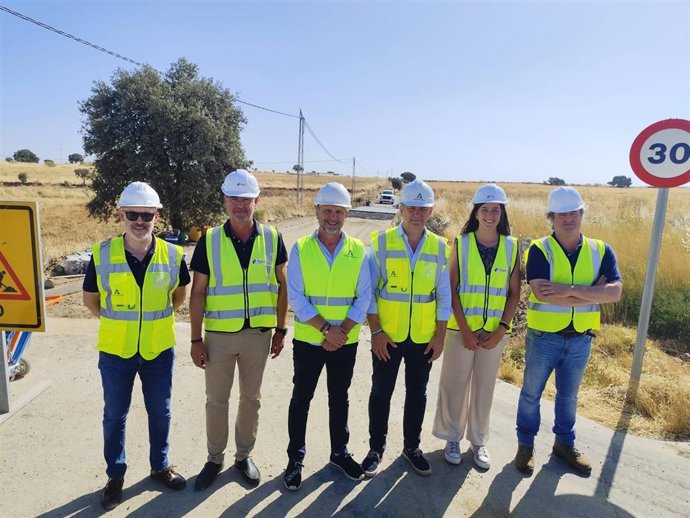 Manuel Torres y Francisco Acosta (centro), durante la visita al camino rural de Añora a El Guijo, en Dos Torrres.
