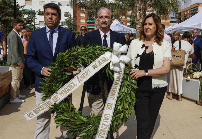 El presidente de la Generalitat, Carlos Mazón, y la alcaldesa de València, María José Catalá, junto a Carlos Casañ, hermano de un asesinado por ETA, en el homenaje a Miguel Ángel Blanco por el 28 aniversario de su muerte a manos de la banda terrorista.