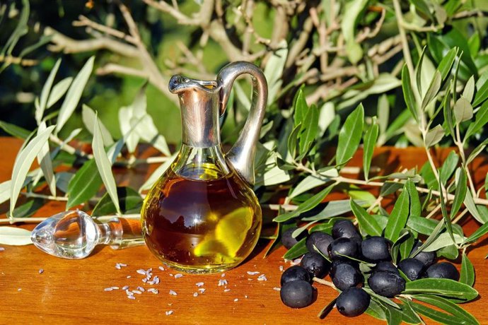 Archivo - Imagen de recurso de aceite de oliva virgen extra.