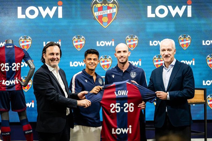 Foto de familia tras el acuerdo de patrocinio entre Lowi y el Levante UD