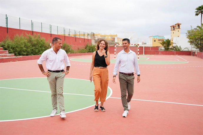 El viceconsejero canario de la Actividad Física y Deportes, Ángel Sabroso, junto al director de Infraestructuras y Equipamientos, Iván G. Carro, y la directora del IES Guillermina Brito de Telde (Gran Canaria)