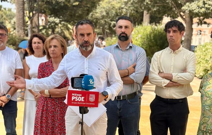 El portavoz municipal socialista, Daniel Pérez, en rueda de prensa.