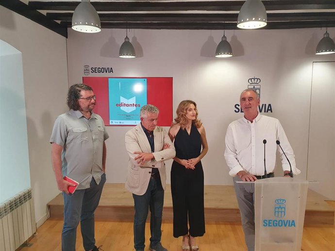 El editor Carlos Ruz (izda), el diputado de Cultura José María Bravo, la viceconsejera de Acción Cultural Mar Sancho, y el alcalde de Segovia, José Mazarías.