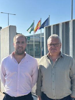 Carlos Muñoz y Esteban Morales, ante el Hospital de Palma del Río.