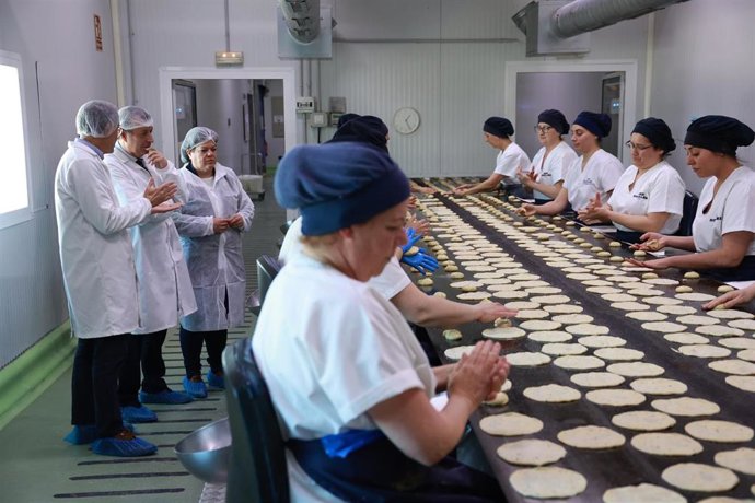 Archivo - Trabajadoras da la fábrica de Inés Rosales, en foto de archivo.