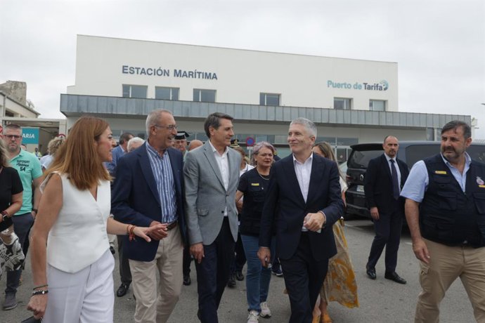 El ministro del Interior, Fernando Grande-Marlaska, durante su visita a los agentes desplegados en la Operación Paso del Estrecho en Tarifa.