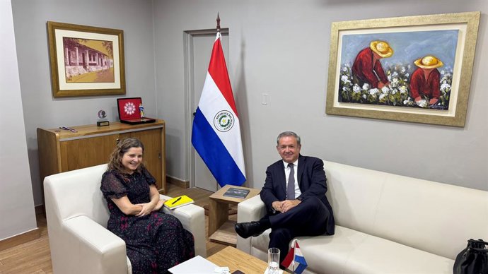 Narciso Casado durante una reunión con la viceministra de Relaciones Económicas e Integración de Paraguay, Patricia Frutos