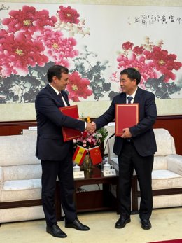 Adif renueva su acuerdo de colaboración con los ferrocarriles chinos para compartir conocimiento técnico.