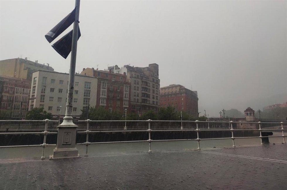 Archivo - Lluvia fuerte en Bilbao