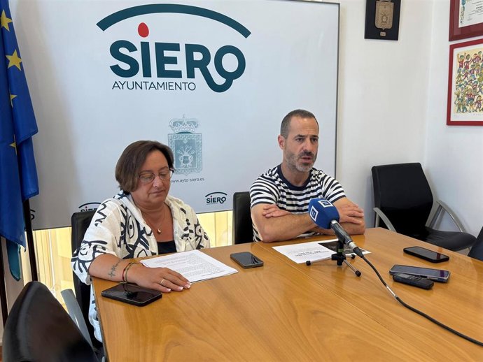 El alcalde de Siero, Ángel García, y la concejala de Festejos, Mercados y Bienestar Animal, Ana Nosti