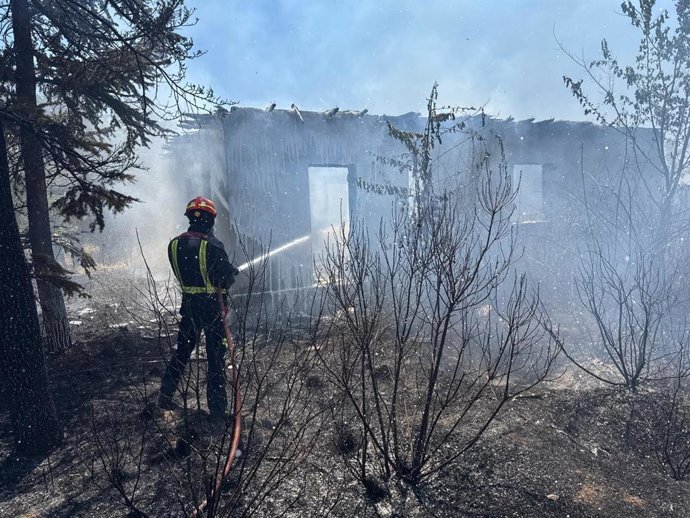 Bomberos de la Comunidad de Madrid en un incendio en una urbanización de Colmenarejo.