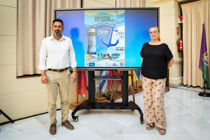 El concejal delegado del distrito, Francisco Pomares, informa de las Fiestas Marineras en honor a la Virgen del Carmen en Carretera de Cádiz