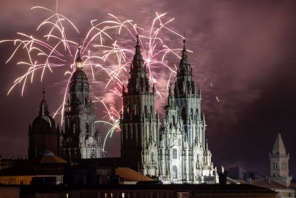 Archivo - Espectáculo pirotécnico durante las Fiestas del Apóstol, patrón de Santiago, de Galicia, y de toda España,  a 24 de julio de 2023, en Santiago de Compostela, A Coruña, Galicia (España).