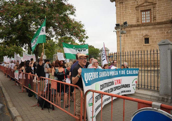 Sindicatos y ciudadanos se manifiestan a las puertas del Parlamento de Andalucía por la Bolsa del SAS, los pediatras y el centro de salud del centro de Cazorla.