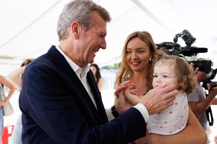 El presidente de la Xunta, Alfonso Rueda, acompañado de la conselleira de Política Social e Igualdade, Fabiola García, participa en el acto de clausura del curso 2024/2025 en las escuelas infantiles públicas autonómicas.