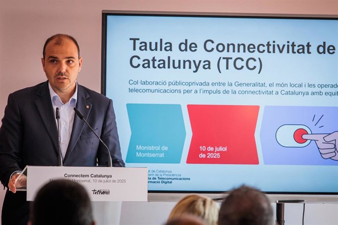 El conseller de la Presidencia, Albert Dalmau, en el acto de firma del protocolo de mejora de conectividad e incidencias celebrado este jueves en Monistrol de Montserrat (Barcelona).