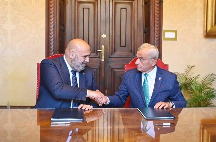 Archivo - El alcalde de Palma, Jaime Martínez, y el portaovz de Vox Palma, Fulgencio Coll.