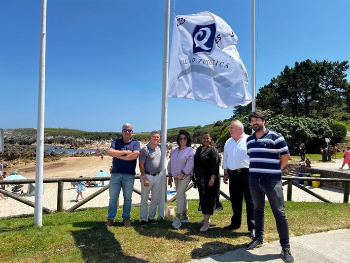 Izado de la bandera Q de Calidad Turística esta mañana en la playa de Toró.