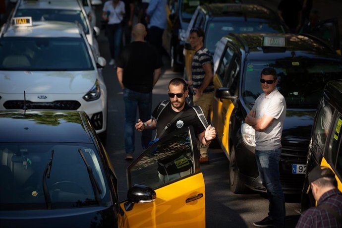 Archivo - Marcha lenta de taxistas contra los VTC.