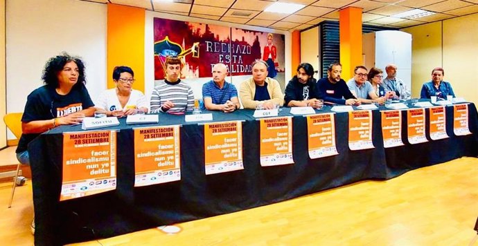 Archivo - Arxiu - Representants dels sindicats convocants de la manifestació en suport a 'Les 6 de La Suiza' el dissabte 28 de setembre del 2024. (Arxiu)