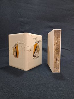 Cultura premia la encuadernación que Juan Antonio Fernández Argenta realizó para la obra 'Donde las mujeres', de Pombo