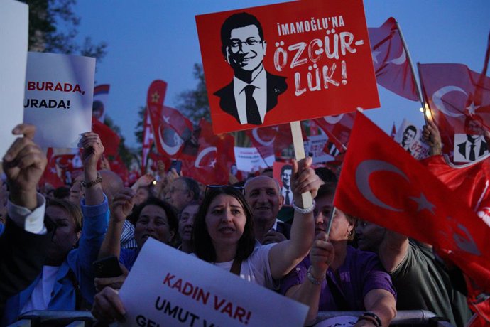 Archivo - Arquivo - 7 de maio de 2025, Fatih, Istambul, Turquia: Apoiadores do prefeito de Istambul, Ekrem Imamoglu, seguram bandeiras turcas e cartazes com os dizeres "Liberdade para Imamoglu" durante uma manifestação para protestar contra a prisão do pr