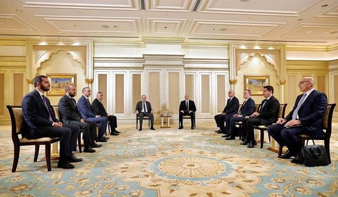 El primer ministro de Armenia, Nikol Pashinián (centro-izquierda), y el presidente de Azerbaiyán, Ilham Aliyev (centro-derecha), en un encuentro junto a sus respectivas delegaciones en Emiratos Árabes Unidos (EAU)