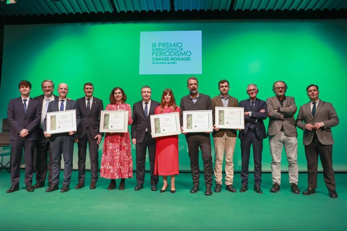 Archivo - Foto de familia del III Premio Internacional de Periodismo 'Manuel Chaves Nogales' 2024, que convocan la Diputación y la Asociación de la Prensa de Sevilla. 