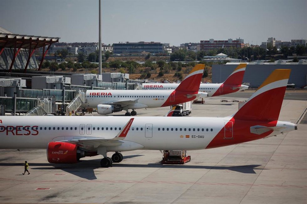 Archivo - Varios aviones en la terminal 4 del Aeropuerto Adolfo Suárez Madrid-Barajas
