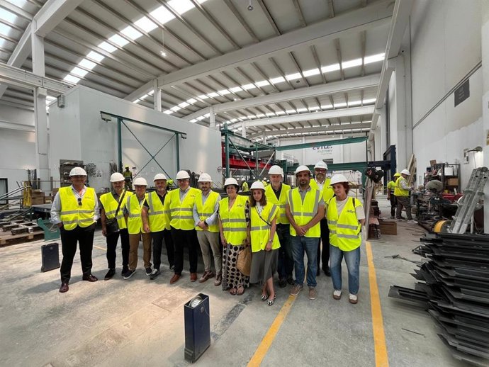 El director general de la Dirección General de Vivienda del Principado, Daniel Sánchez, visita la fábrica de construcción industrializada integral del Grupo Avintia, ubicada en Aranda de Duero (Burgos), encargada de los paneles del edificio Peritos.